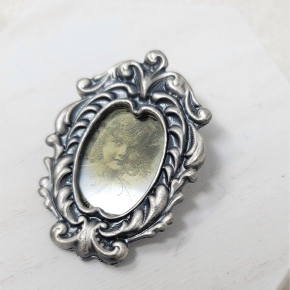 Vintage Pewter Finish Pin Brooch Photo Frame Oval - Picture 2 of 5
